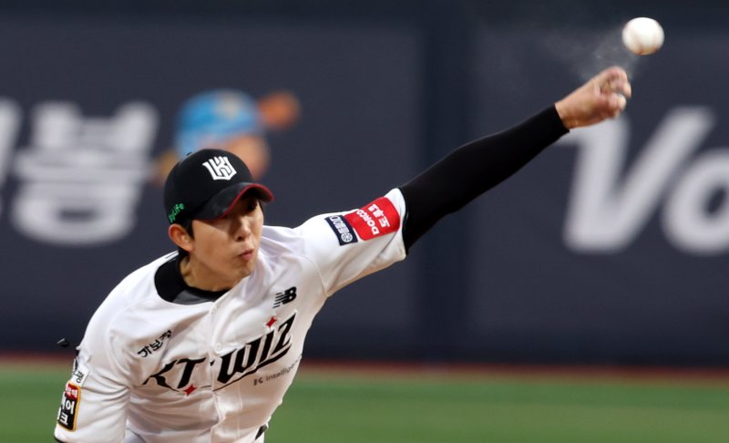 [수원=뉴시스] 추상철 기자 = 2일 오후 경기 수원 케이티위즈파크에서 열린 2025 KBO리그 LG트윈스와 kt 위즈의 경기, kt 선발투수 오원석이 역투하고 있다. 2025.04.02. scchoo@newsis.com