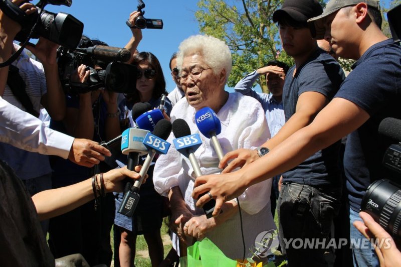 군위안부 피해 할머니 2명 '글렌데일 소녀상' 방문 (출처=연합뉴스)