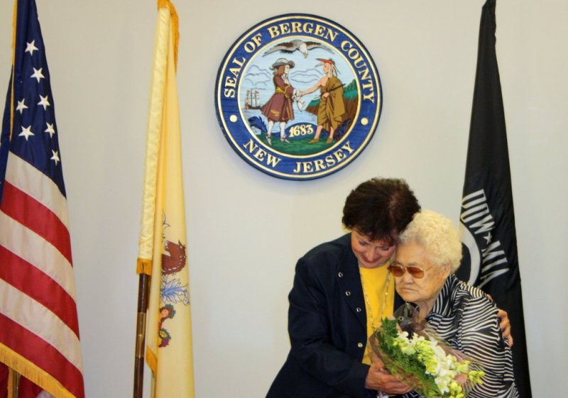 위안부 피해 이옥선 할머니, 미국 버겐카운티 기림비 방문 (출처=연합뉴스)