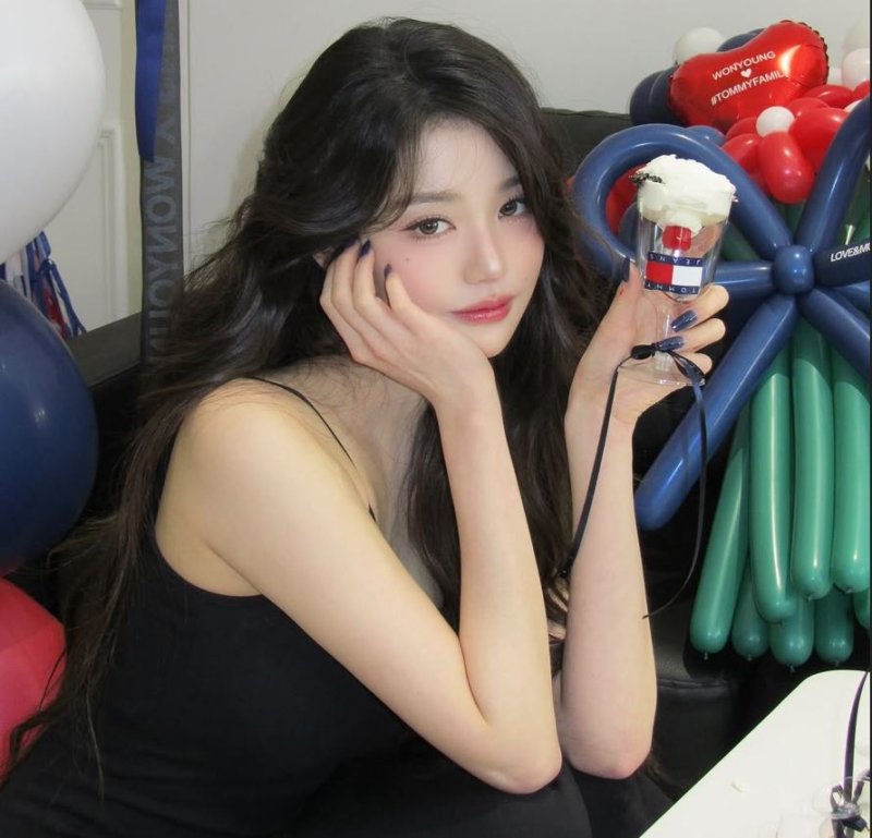 장원영, 홀터넥 초밀착 원피스 입고 '인형 비주얼' 뽐내