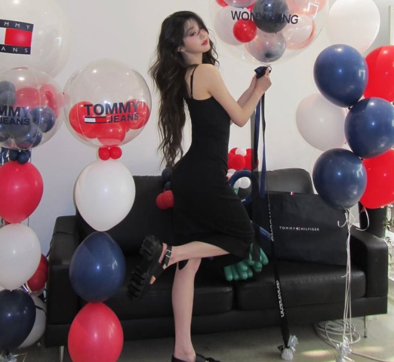 장원영, 홀터넥 초밀착 원피스 입고 '인형 비주얼' 뽐내