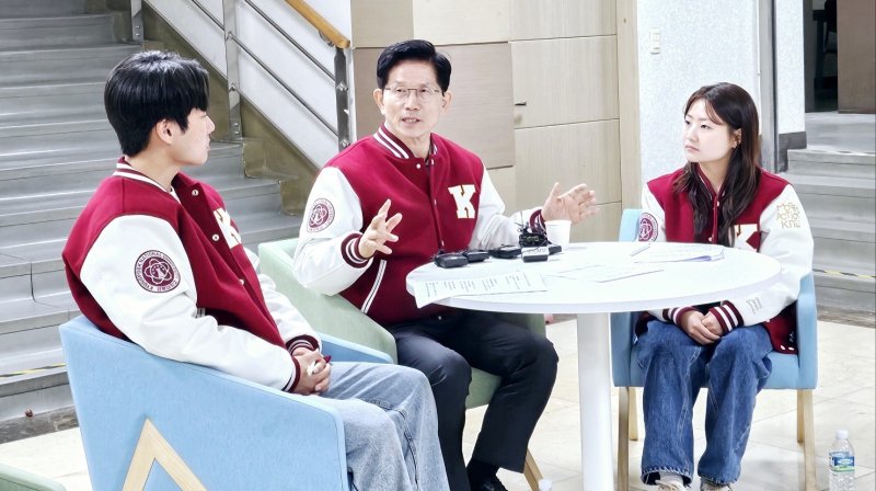 김문수 국민의힘 대선 경선 후보가 20일 대구 북구 산격동 경북대에서 대학생들과 청년토크쇼를 하고 있다. 2025.4.20/뉴스1 ⓒ News1 남승렬 기자