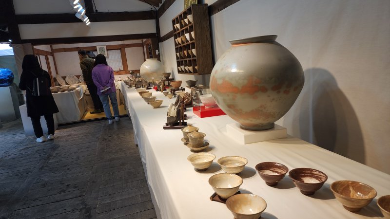 [문경=뉴시스] 김진호 기자 = 경북 문경시 문경새재 오픈세트장에서 3일 개막된 '2025 문경찻사발축제'에서 방문객들이 전시된 찻사발을 관람하고 있다. 2025.05.03. kjh9326@newsis.com