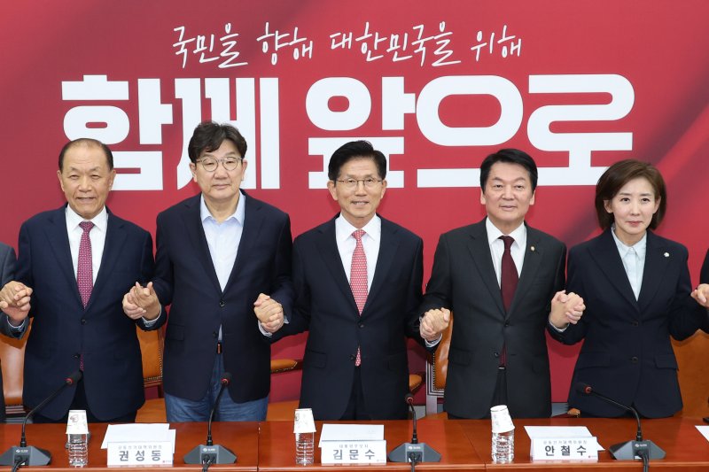 김문수 국민의힘 대통령 후보와 권성동, 황우여, 안철수, 나경원 공동선거대책위원장이 11일 오후 서울 여의도 국회에서 열린 중앙선거대책위원회 회의서 손을 맞잡고 기념촬영을 하고 있다. 2025.5.11/뉴스1 ⓒ News1 이광호 기자