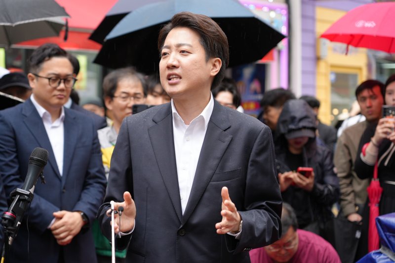 이준석 개혁신당 대통령 후보가 10일 대구 중구 동성로를 찾아 거리버스킹 연설을 하고 있다. (이준석 캠프 제공, 재판매 및 DB 금지) 2025.5.10/뉴스1