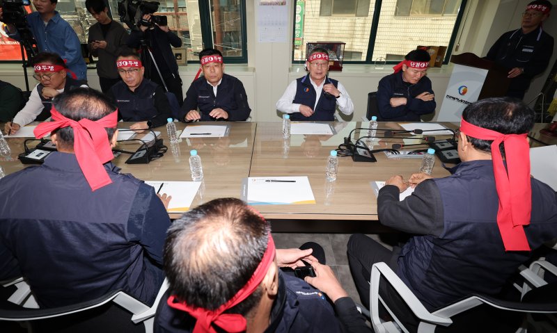 22개 버스 노조 위원장들이 서울 서초구 전국자동차노동조합연맹에서 대표자 회의를 하고 있다. 2025.5.8/뉴스1 ⓒ News1 장수영 기자