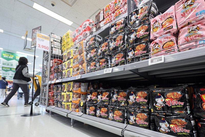 서울시내 대형마트에 진열된 '불닭볶음면'./뉴스1 ⓒ News1 황기선 기자