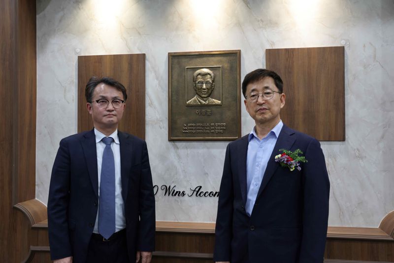 이종훈(오른쪽) 마주가 지난달 말 렛츠런파크 부산경남에서 열린 다승달성 행사에서 마주 명예의 전당 내 다이아몬드 부문에 헌액된 뒤 엄영석 한국마사회 부산경남지역본부장과 기념촬영을 하고 있다. 렛츠런파크 부산경남 제공