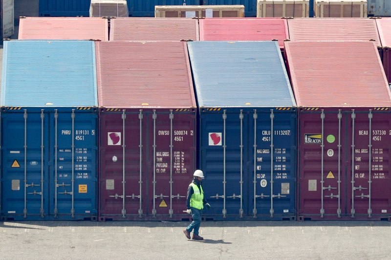 [인천=뉴시스] 김명년 기자 = 한미 양국의 경제와 통상 수장이 함께 참석하는 '2+2' 협상을 앞둔 24일 오후 인천 연수구 인천신항 컨테이너 터미널에서 세관 관계자가 컨테이너를 확인하고 있다. 2025.04.24. kmn@newsis.com