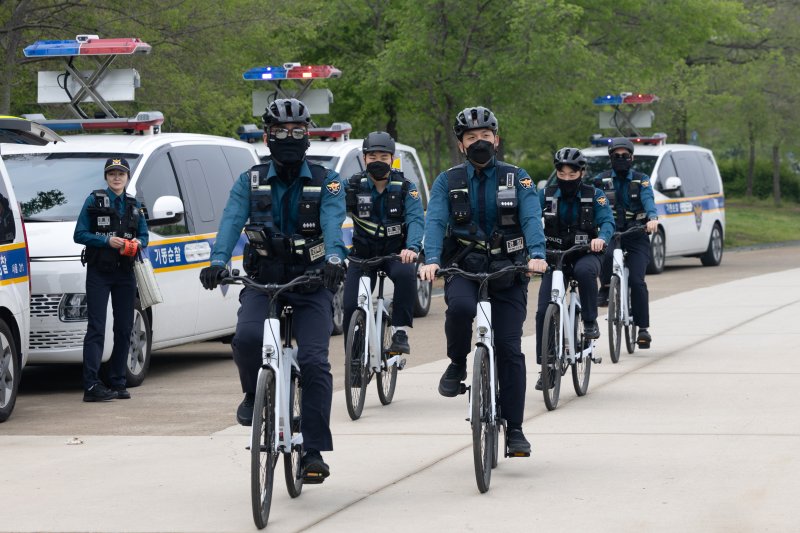 11일 서울 여의도 한강공원에서 서울경찰청 기동대원들이 전기자전거를 타고 순찰을 하고 있다. 2025.5.11/뉴스1 ⓒ News1 이승배 기자