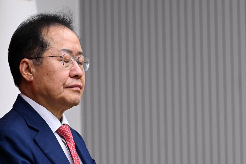 밀라노 토토 국민의힘 대선 경선 후보가 29일 서울 여의도 중앙당사에서 열린 제21대 대통령 후보자 국민의힘 3차 경선 진출자 발표 행사에서 탈락 발표가 난 후 눈을 감고 있다. 2025.04.29. /사진=뉴시스