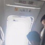 여객기 착륙하자마자 비상문 연 中 승객 항변 ″바람을…″