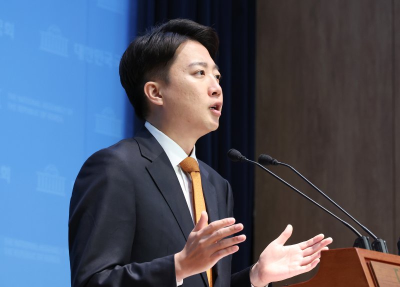 "이준석-이재명 일대일 대결장…미래와 과거, 유능과 무능의 대결" 이준석 대선 출사표