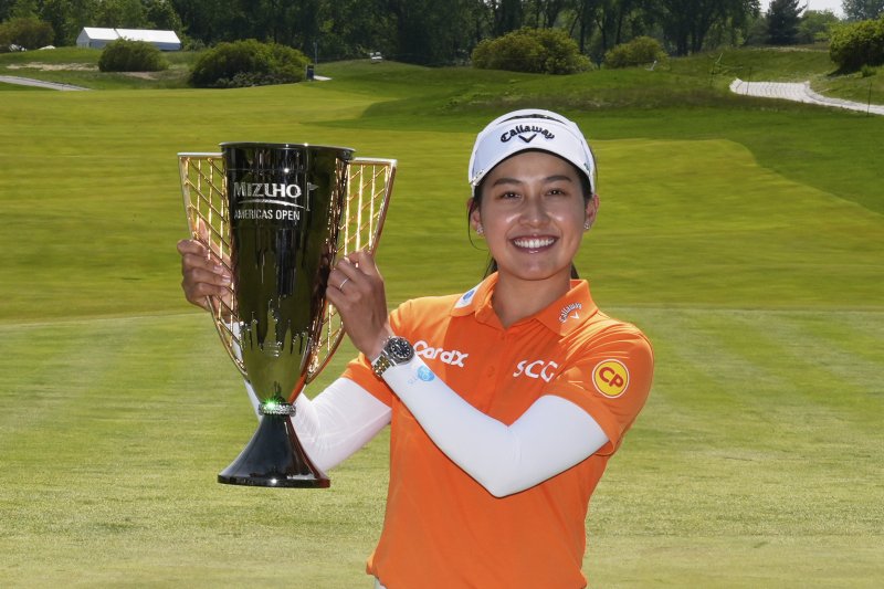 [저지시티=AP/뉴시스] 지노 티띠꾼(태국)이 11일(현지 시간) 미 뉴저지주 저지시티 리버티 내셔널GC에서 열린 미국여자프로골프(LPGA) 투어 미즈호 아메리카 오픈 정상에 올라 트로피를 들고 포즈를 취하고 있다. 티띠꾼은 최종 합계 17언더파 274타로 우승하며 투어 5승째를 올렸다. 2025.05.12.