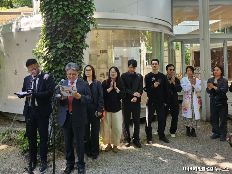 현지시간 9일 오후 2시 2025년 베니스비엔날레 자르디니 공원 내 한국관 개막식에서 송시경 한국문화예술위원회 사무처장(왼쪽에서 두번째)이 인사말을 하고 있다. 한국관 전시를 기획한 예술감독 정다영, 김희정, 정성규, 건축가 김현종, 박희찬, 이다미, 양예나(왼쪽 세번째부터) 순으로 인사말을 전했다. 사진=최가영 기자
