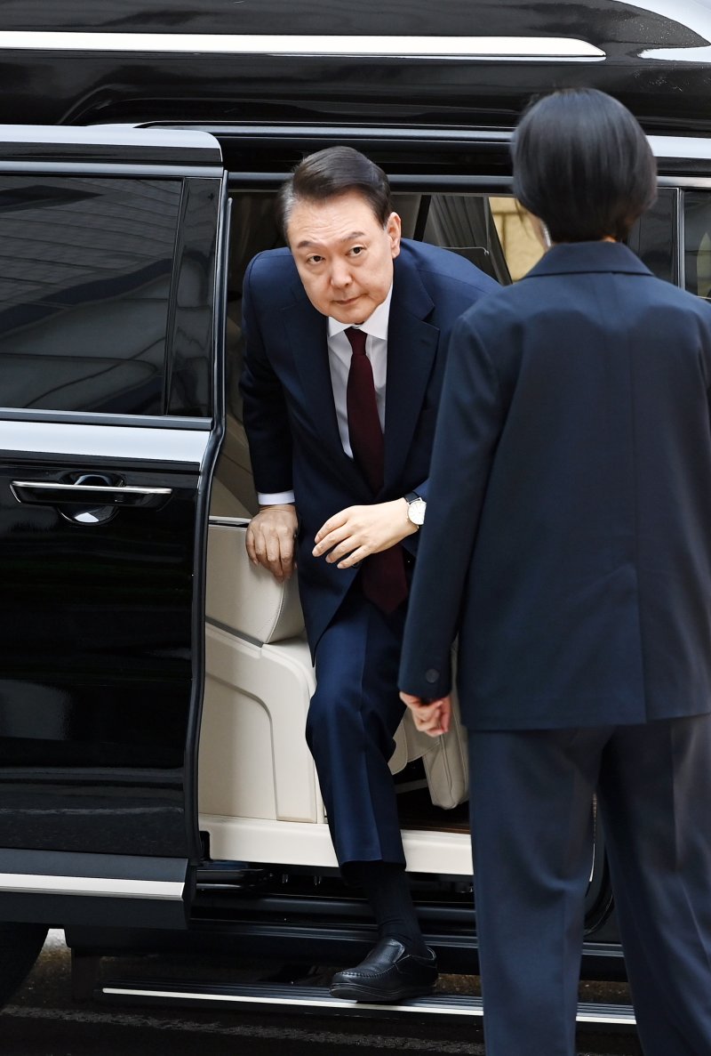 [서울=뉴시스] 사진공동취재단 = 윤석열 전 대통령이 12일 오전 서울 서초구 중앙지방법원에서 열린 내란 우두머리 혐의, 직권남용 권리행사방해 혐의 사건 3차 공판에 출석하고 있다. 2025.05.12. photo@newsis.com