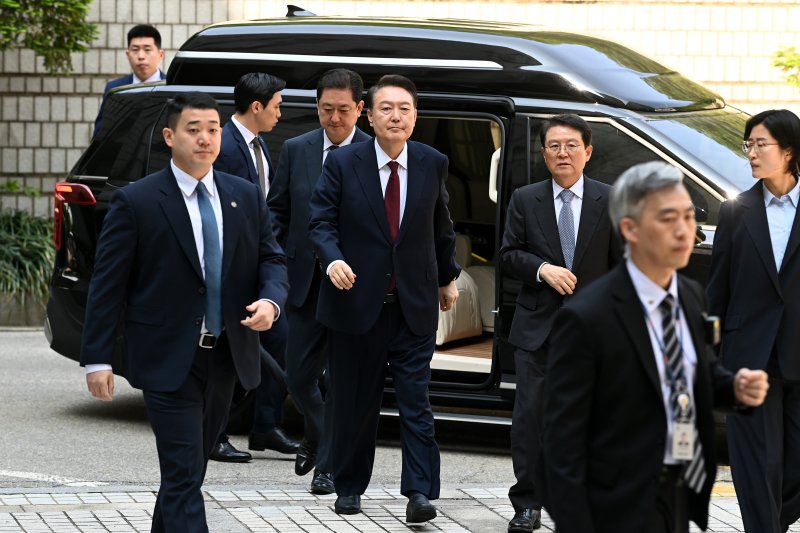 [서울=뉴시스] 사진공동취재단 = 윤석열 전 대통령이 12일 오전 서울 서초구 중앙지방법원에서 열린 내란 우두머리 혐의, 직권남용 권리행사방해 혐의 사건 3차 공판에 출석하고 있다. 2025.05.12. photo@newsis.com