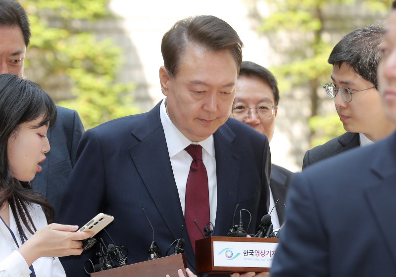 [서울=뉴시스] 사진공동취재단 = 내란 우두머리 혐의로 재판에 넘겨진 윤석열 전 대통령이 12일 오전 서울 서초구 서울중앙지법에서 열린 세 번째 공판에 출석하고 있다. 2025.05.12. photo@newsis.com