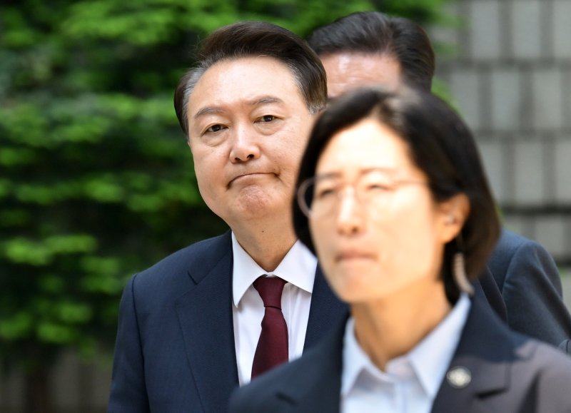 [서울=뉴시스] 사진공동취재단 = 내란 우두머리 혐의로 재판에 넘겨진 윤석열 전 대통령이 12일 오전 서울 서초구 서울중앙지법에서 열린 세 번째 공판에 출석하고 있다. 2025.05.12. photo@newsis.com