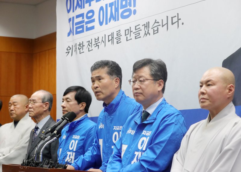 이원택 더불어민주당 전북특별자치도당위원장을 비롯한 상임선대위원장들이 12일 전북자치도 전주시 전북특별자치도의회에서 대선 출정 기자회견을 열고 질의에 답변을 하고 있다. 2025.5.12/뉴스1 ⓒ News1 유경석 기자