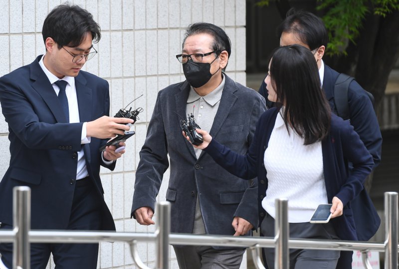 억대 불법 정치자금 수수 혐의로 불구속 기소된 무속인 '건진법사' 전성배씨가 12일 서울 양천구 서울남부지방법원에서 열린 두 번째 공판에 출석하고 있다. (공동취재) 2025.5.12/뉴스1 ⓒ News1 김도우 기자