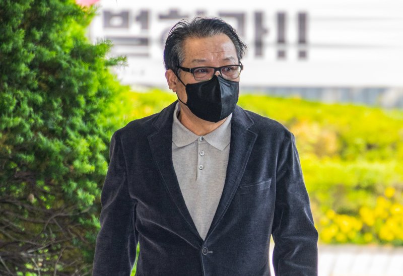 억대 불법 정치자금 수수 혐의로 불구속 기소된 무속인 '건진법사' 전성배씨가 12일 서울 양천구 서울남부지방법원에서 열린 두 번째 공판에 출석하고 있다. (공동취재) 2025.5.12/뉴스1 ⓒ News1 김도우 기자