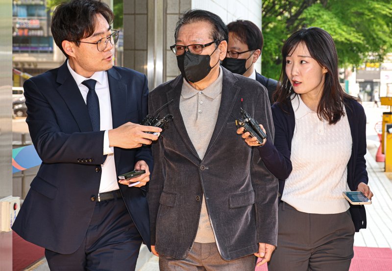 억대 불법 정치자금 수수 혐의로 불구속 기소된 무속인 '건진법사' 전성배씨가 12일 서울 양천구 서울남부지방법원에서 열린 두 번째 공판에 출석하고 있다. (공동취재) 2025.5.12/뉴스1 ⓒ News1 김도우 기자