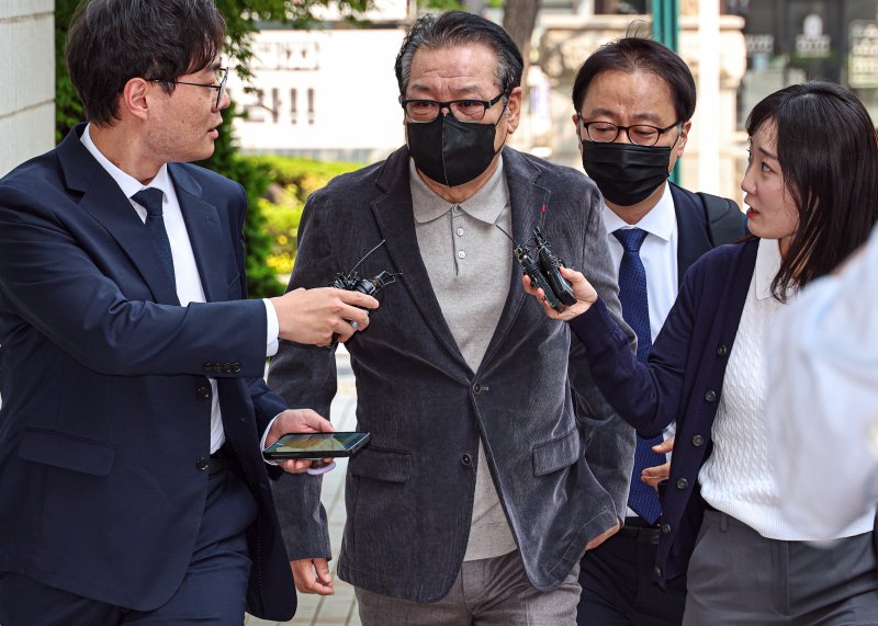 억대 불법 정치자금 수수 혐의로 불구속 기소된 무속인 '건진법사' 전성배씨가 12일 서울 양천구 서울남부지방법원에서 열린 두 번째 공판에 출석하고 있다. (공동취재) 2025.5.12/뉴스1 ⓒ News1 김도우 기자