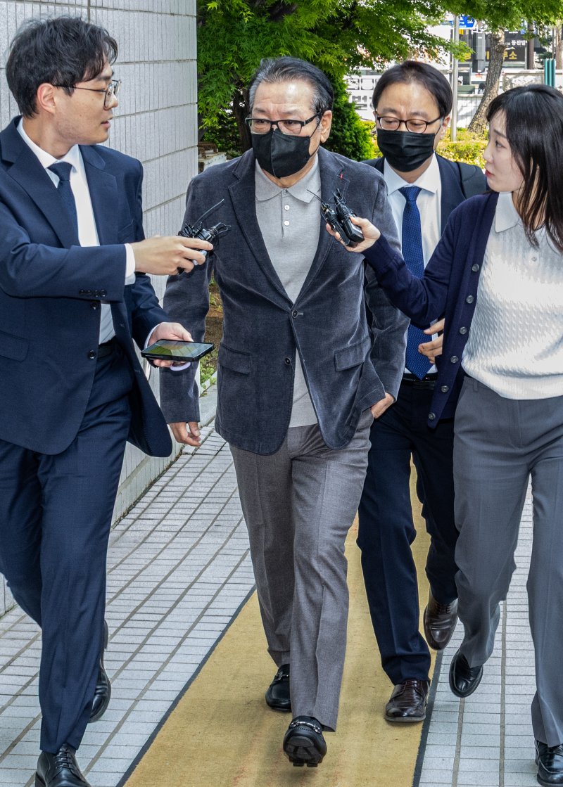 억대 불법 정치자금 수수 혐의로 불구속 기소된 무속인 '건진법사' 전성배씨가 12일 서울 양천구 서울남부지방법원에서 열린 두 번째 공판에 출석하고 있다. (공동취재) 2025.5.12/뉴스1 ⓒ News1 김도우 기자