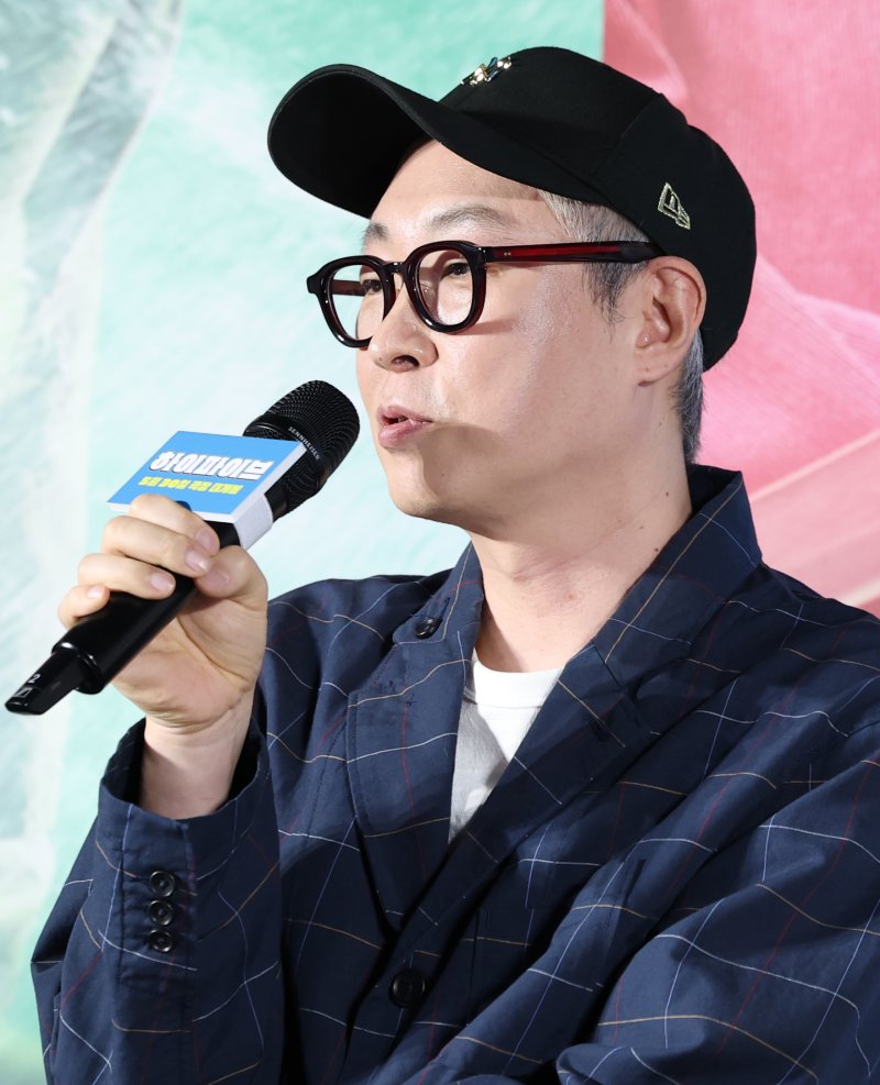 강형철 감독이 12일 오전 서울 광진구 롯데시네마 건대입구점에서 열린 영화 '하이파이브' 제작보고회에 참석해 인사말을 하고 있다. '하이파이브'는 장기이식으로 우연히 각기 다른 초능력을 얻게 된 다섯 명이 그들의 능력을 탐하는 자들과 만나 벌어지는 이야기를 그린 코믹 액션 활극이다. 2025.5.12/뉴스1 ⓒ News1 권현진 기자