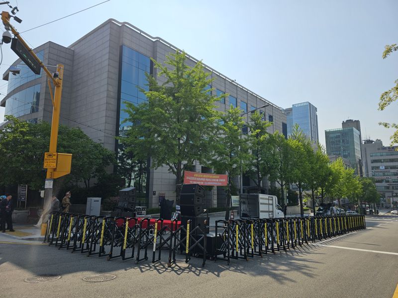 [현장] "모욕주기 여론재판"…尹 지지자들 법원 주변서 응원 집회