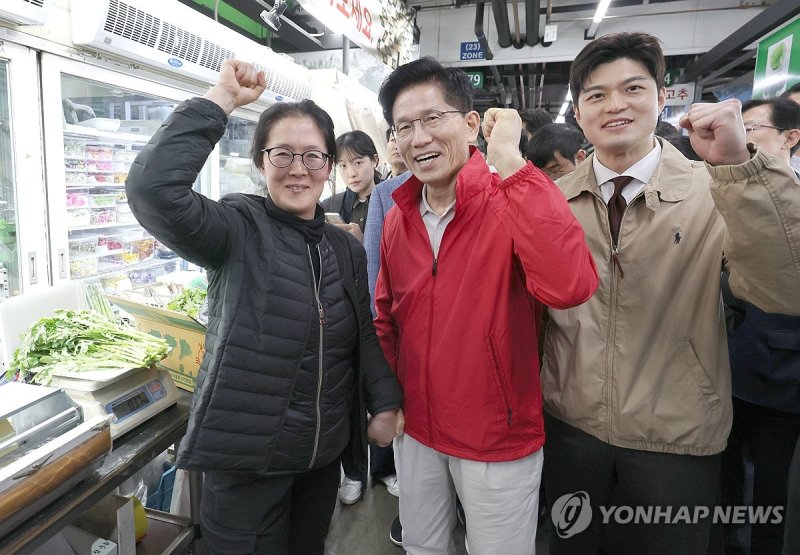 김문수 후보, 김용태 의원과 함께 선거운동 (출처=연합뉴스)