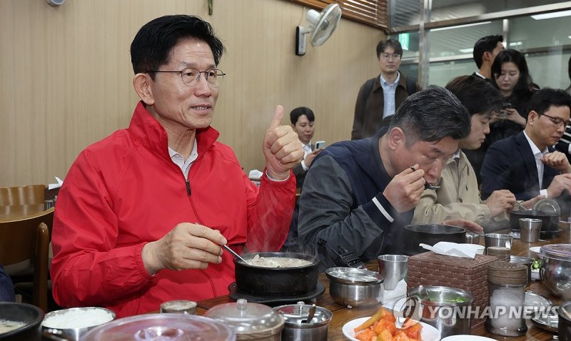 순대국밥 먹는 김문수 후보 (출처=연합뉴스)