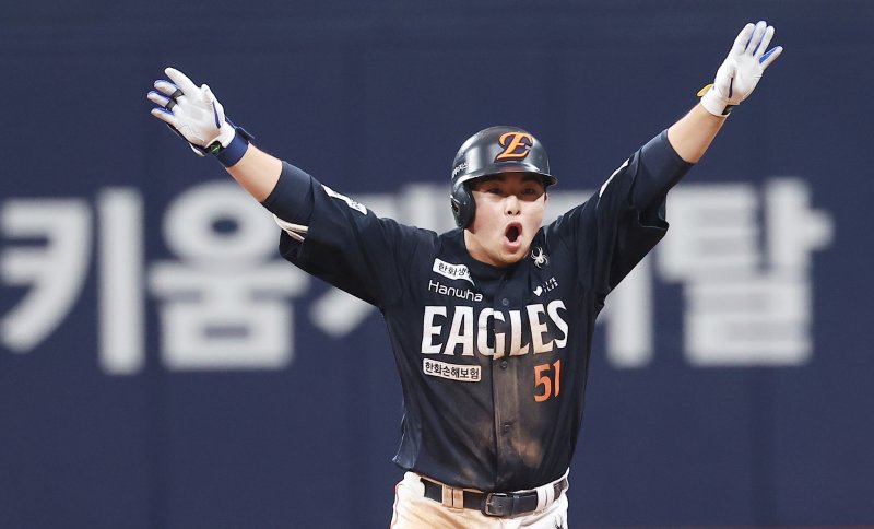 11일 서울 구로구 고척스카이돔에서 열린 '2025 신한 SOL뱅크 KBO리그' 한화 이글스와 키움 히어로즈의 경기, 한화 문현빈이 9회초 1사 2루 상황에서 1타점 2루타를 친 후 세리머니를 하고 있다. 2025.5.11/뉴스1 ⓒ News1 김성진 기자