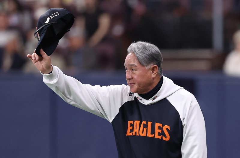 한화 김경문 감독이 11일 서울 구로구 고척스카이돔에서 열린 '2025 신한 SOL뱅크 KBO리그' 한화 이글스와 키움 히어로즈의 경기에서 8-0으로 승리한 후 관중석을 향해 인사하고 있다. 2025.5.11/뉴스1 ⓒ News1 김성진 기자