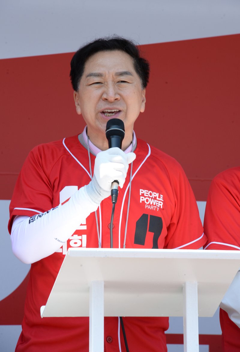 이재명 기본사회에 김기현 "세금 더 걷고 모자라면 돈 찍겠다는 것"
