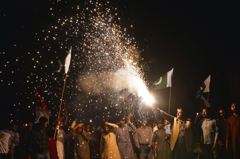 [하이데라바드=AP/뉴시스] 10일(현지 시간) 파키스탄 하이데라바드에서 주민들이 인도와 휴전 협정을 축하하며 불꽃놀이 하고 있다. 2025.05.11.