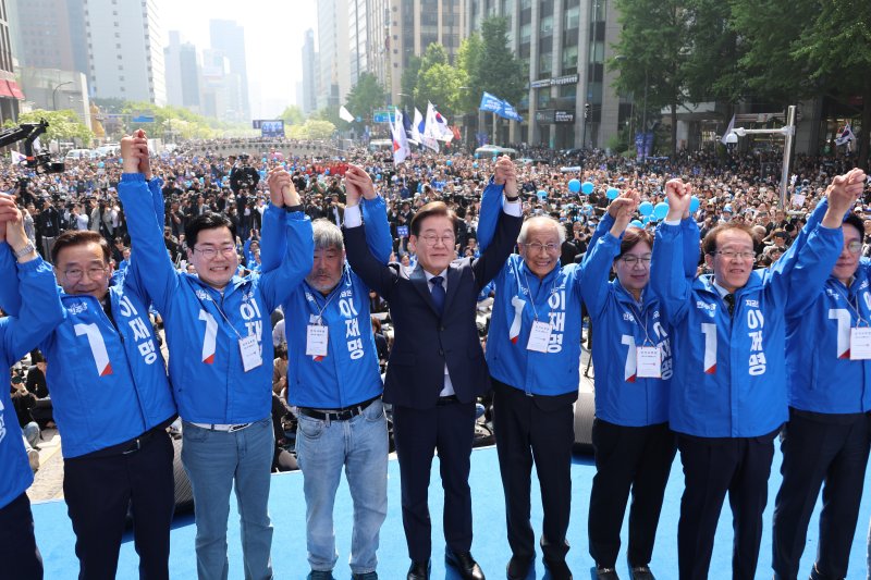 이재명 더불어민주당 대통령 후보가 12일 오전 서울 중구 청계광장에서 '빛의 혁명' 광화문 유세 시작을 알리며 공동선대위원장들과 기념 촬영하고 있다. (공동취재) 2025.5.12/뉴스1 ⓒ News1 안은나 기자