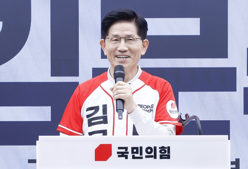 김문수 국민의힘 대통령 후보가 12일 오전 서울 여의도 중앙당사에서 열린 중앙선대위 임명장 수여식에서 인사말을 하고 있다. (공동취재) 2025.5.12/뉴스1 ⓒ News1 이광호 기자