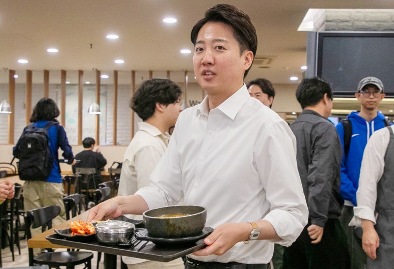 '학식 정치' 맛들인 이준석..최대 부동층 청년표심 노림수