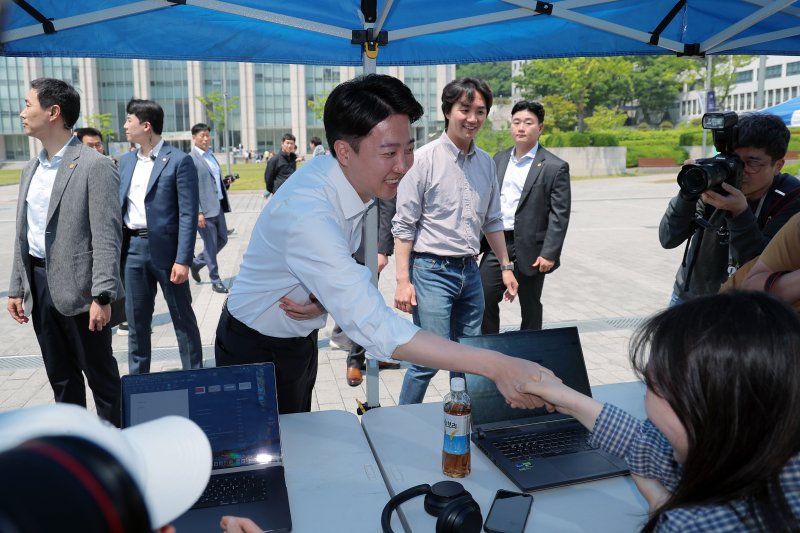 이준석 개혁신당 대통령 후보가 공식 선거운동이 시작된 12일 서울 서대문구 연세로 연세대학교를 찾아 학생 등과 인사를 나누고 있다. 2025.5.12/뉴스1 ⓒ News1 박정호 기자