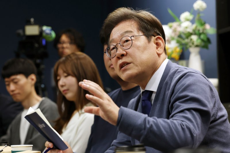 이재명 더불어민주당 대선후보가 제21대 대통령선거 공식 선거운동이 시작된 12일 경기 성남시 분당구 판교역 인근 미팅룸에서 열린 'K-혁신' 브라운백 미팅에서 IT 개발자들과 대화하고 있다. (공동취재) 2025.5.12/뉴스1 ⓒ News1 안은나 기자