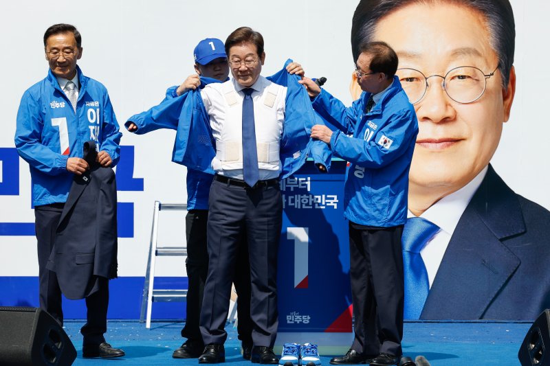 이재명 더불어민주당 대통령 후보가 제21대 대통령 선거 공식 선거운동 첫날인 12일 오전 서울 중구 청계광장에서 열린 출정식에서 방탄복 위에 선거운동복을 입고 있다. 2025.5.12/뉴스1 ⓒ News1 안은나 기자