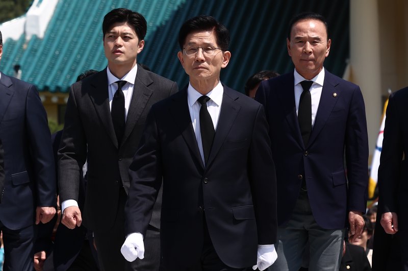 제21대 대통령 선거 첫 공식 선거운동일인 12일 김문수 국민의힘 대통령 후보가 대전 유성구 국립대전현충원을 찾아 현충탑에 참배를 하기 위해 이동하고 있다. 왼쪽은 김용태 비대위원장 내정자. 2025.5.12/뉴스1 ⓒ News1 김민지 기자