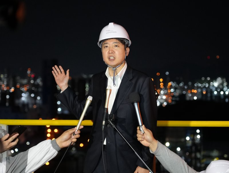 이준석 개혁신당 대통령 후보가 공식 선거운동이 시작된 12일 전남 여수 국가산업단지를 찾아 백브리핑을 하고 있다. (이준석 캠프 제공, 재판매 및 DB 금지) 2025.5.12/뉴스1