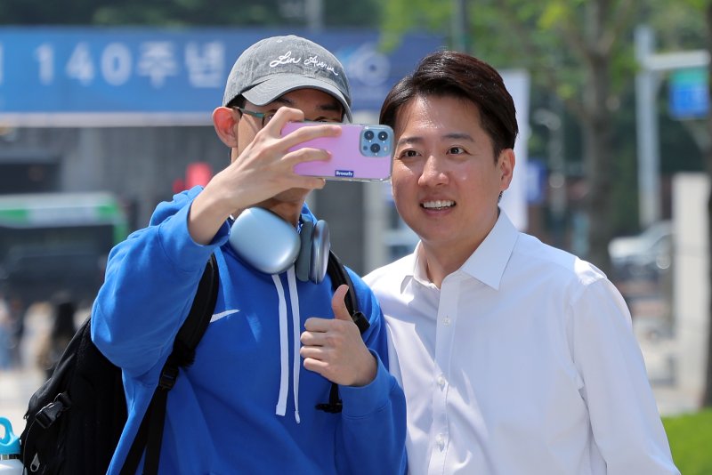 이준석 개혁신당 대통령 후보가 공식 선거운동이 시작된 12일 서울 서대문구 연세로 연세대학교를 찾아 학생과 셀카를 찍고 있다. 2025.5.12/뉴스1 ⓒ News1 박정호 기자