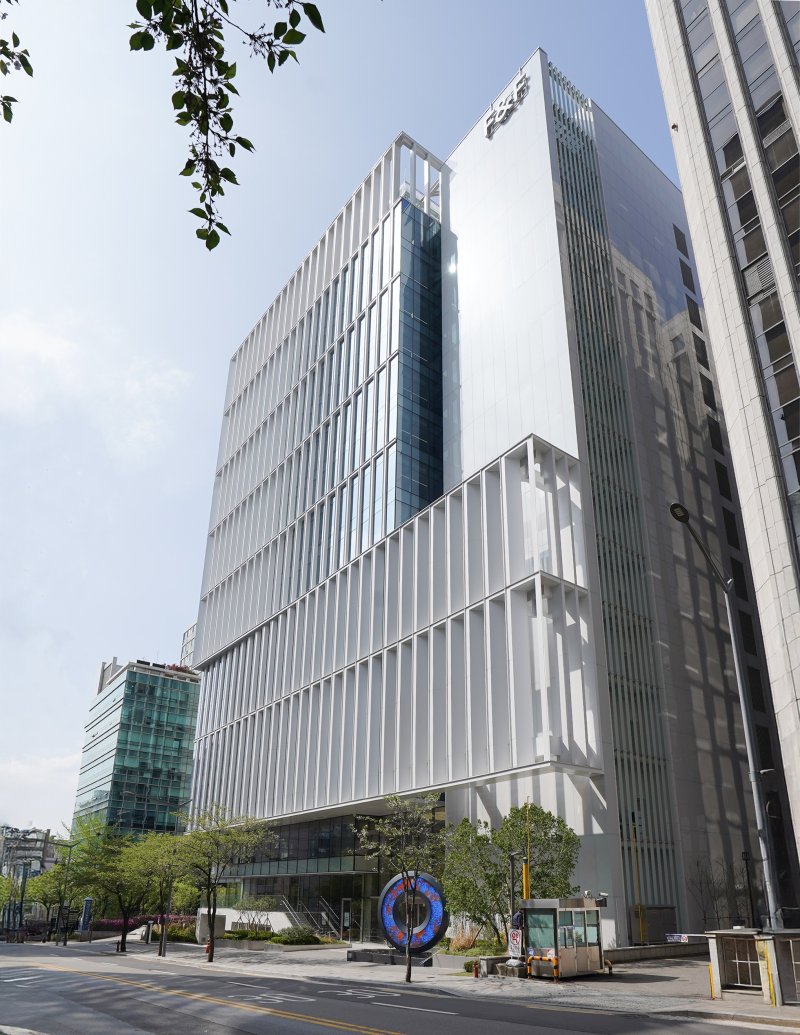 [서울=뉴시스] F&F(에프앤에프)가 강남 테헤란로 신사옥으로 본사를 이전하며 글로벌 패션 비즈니스를 위한 컨트롤타워를 구축했다고 28일 밝혔다. (사진=F&F 제공) *재판매 및 DB 금지