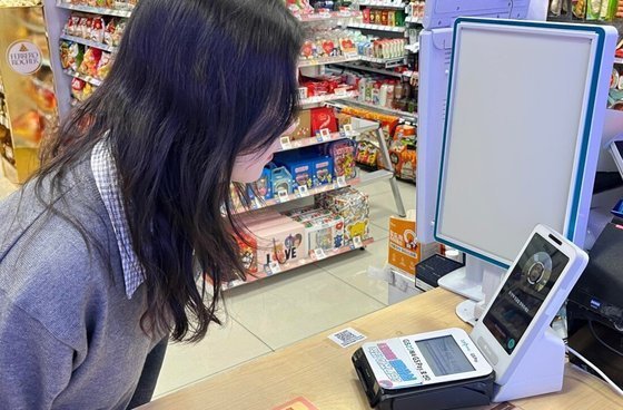 토스(toss)와 선보이고 있는 '페이스페이'(FacePay). (GS리테일 제공)