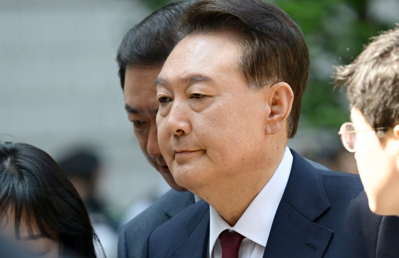 尹 '총 쏴서라도 문 부수고 들어가' 지시 군 관계자 놀라운 증언