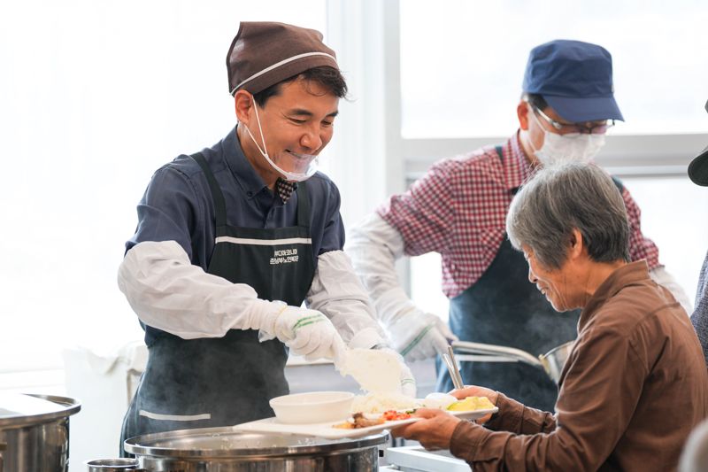 김진태 강원지사, 춘천남부복지관서 어르신 배식 봉사